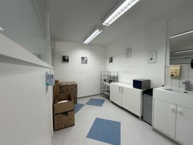 Behandlungszimmer mit Wasseranschluss