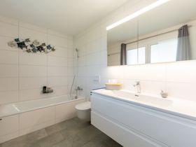 Bad/WC mit Badewanne