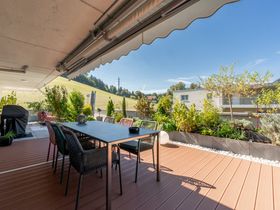 Terrasse mit Essbereich unter der Markise