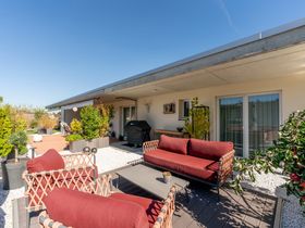 Terrasse mit Loungebereich und Bepflanzung