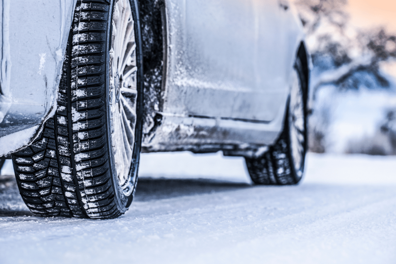 Can I use 5W30 instead of 0W30? A close up of car tyres in the snow symbolising cold climate considerations