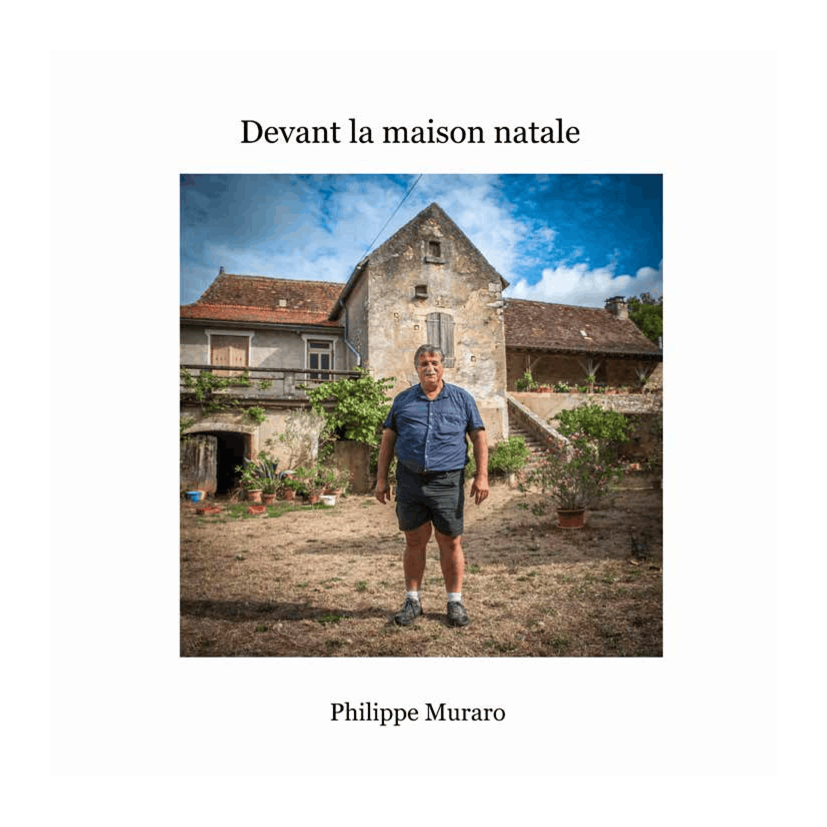 devant la maison natale