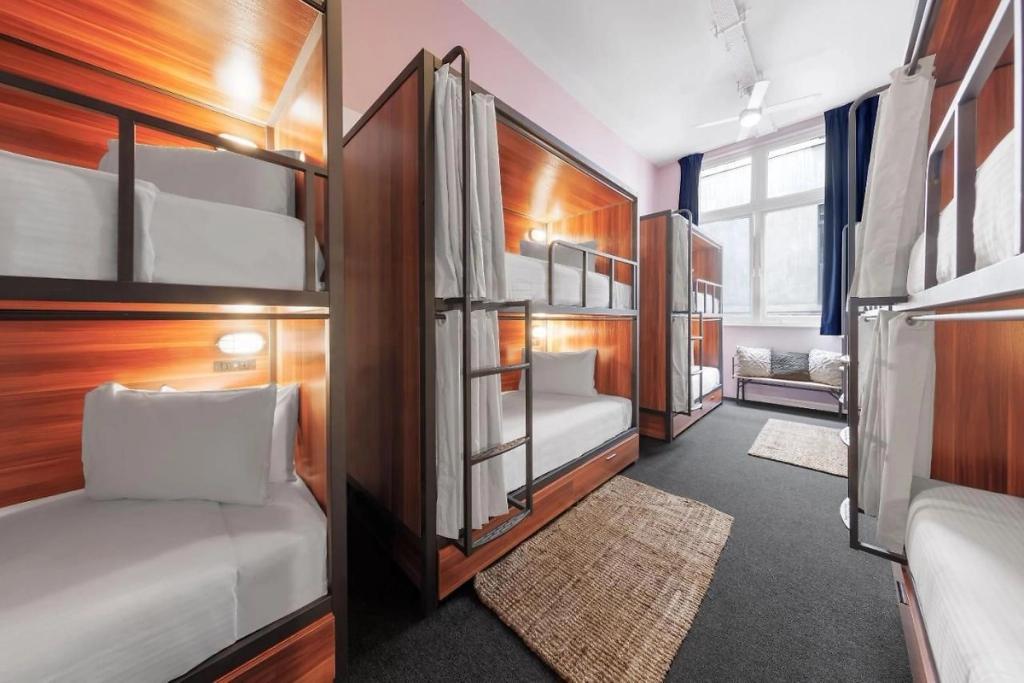 10 Bed mixed community dorm