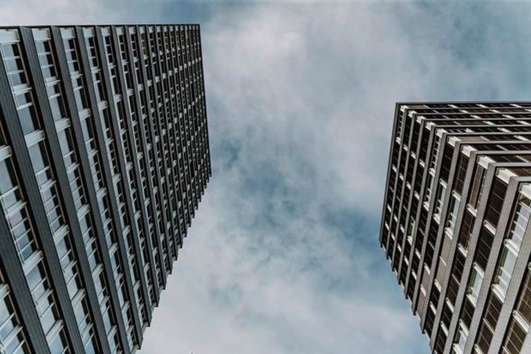 Auf dem ehemaligen Industrieareal Rhy-Tech ist ein neues Quartier «Rhyfall Village» (RIVI) entstanden, inklusive der höchsten Wohnhochhäuser des Kantons. Bild: Roberta Fele