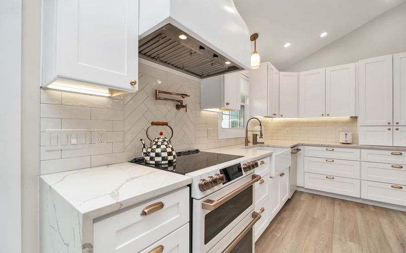 The Complete Guide to Kitchen Cabinet Refacing vs Replacement