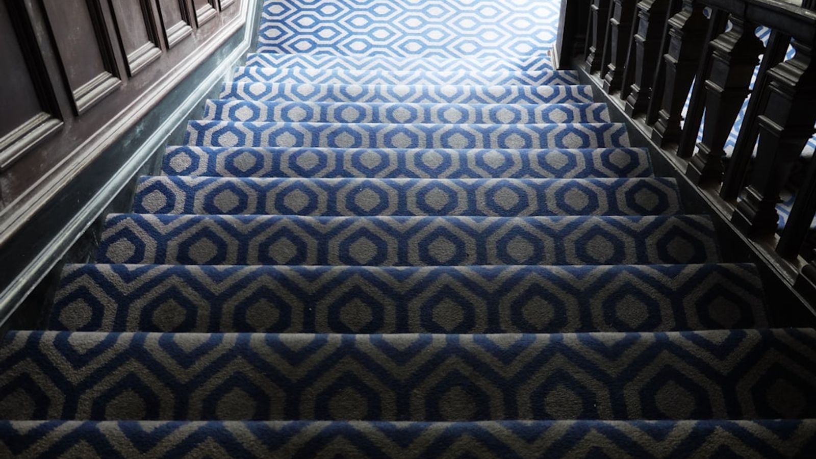 How to Attach Carpet Runner to Stairs: 3 Methods that Guarantee Results