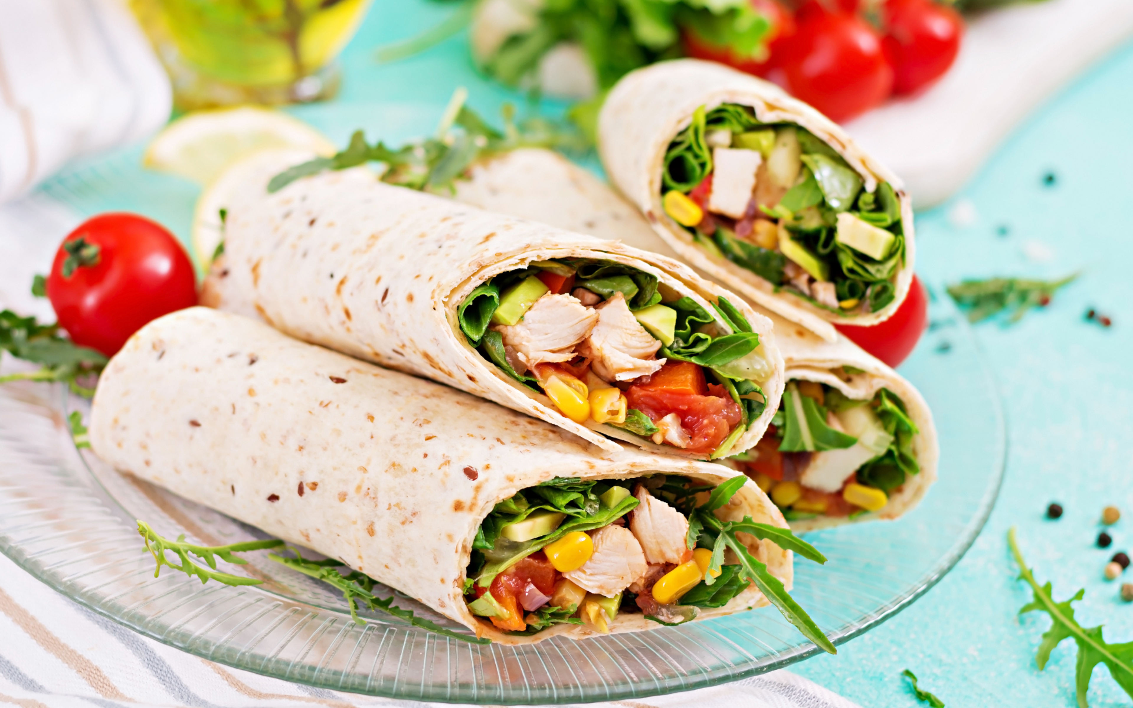 Tavuk Avokado Wrap - Lezzetli ve besleyici tam buğday tortilla ekmeği içinde renkli sebzeler, dilimlenmiş avokado ve haşlanmış tavuk ile hazırlanan sağlıklı wrap.