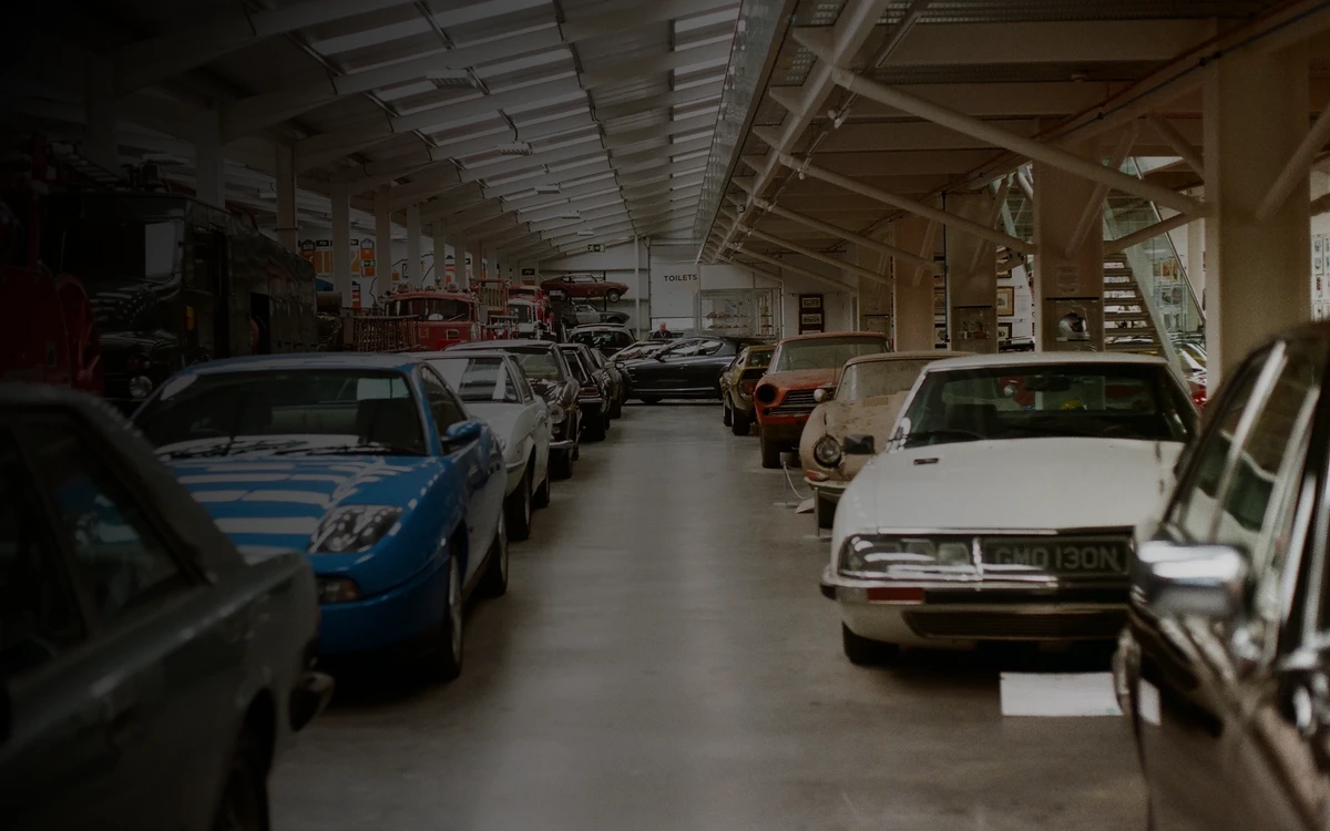 Copart vs IAAI - Która Aukcja Amerykańska Jest Lepsza? Porównanie 2026