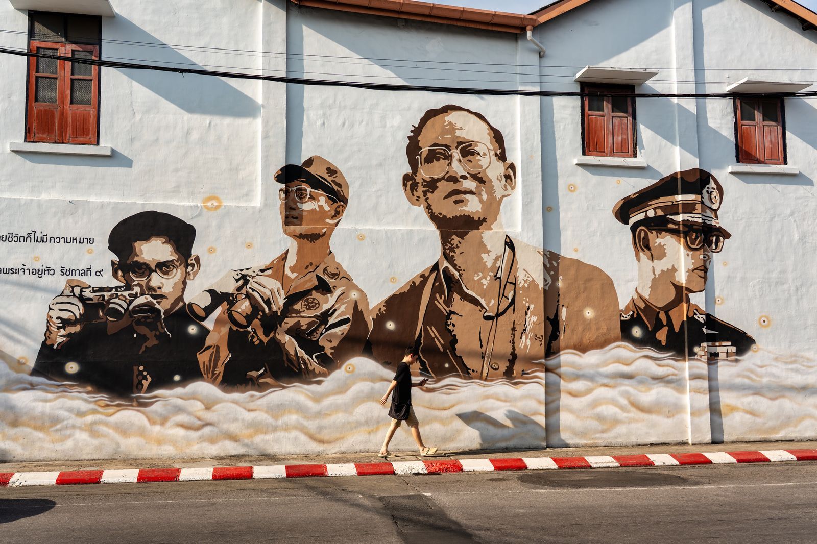 Mural monumental représentant des figures thaïlandaises