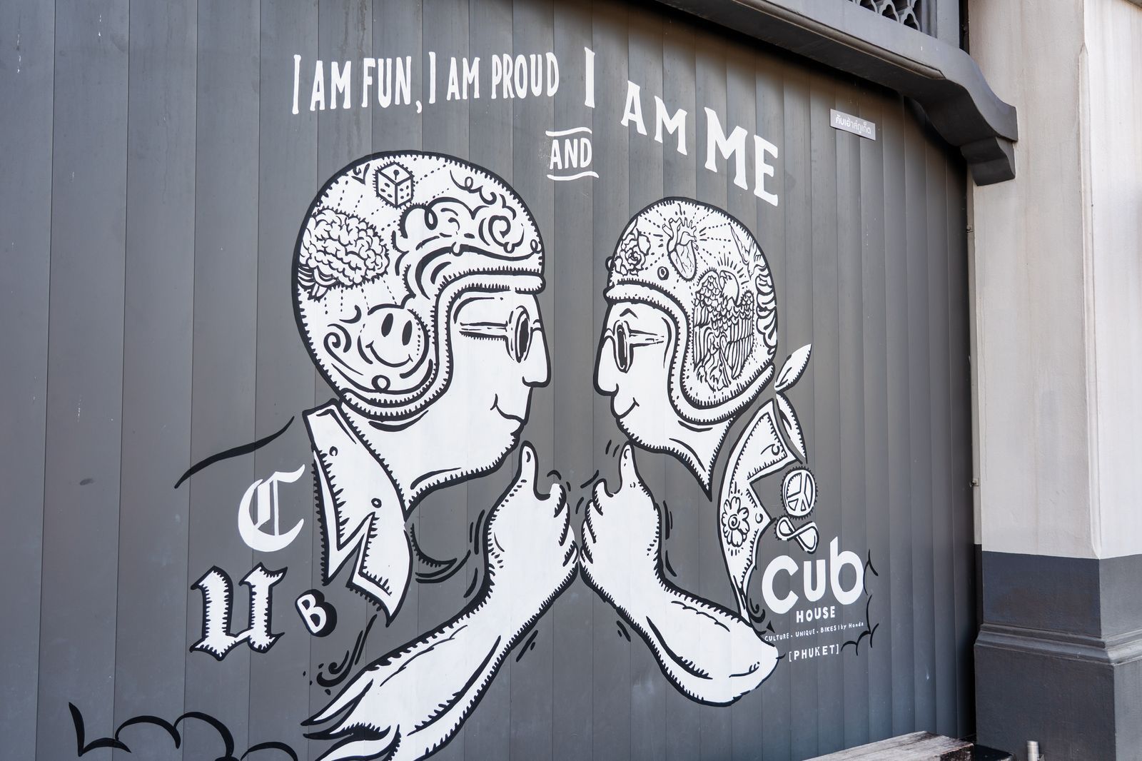 Mural noir et blanc dans la vieille ville