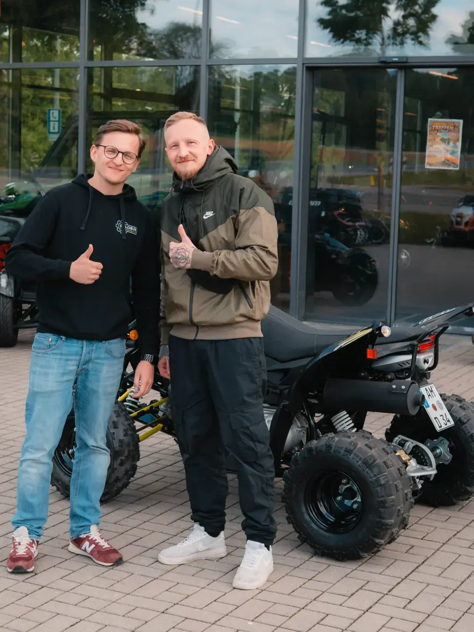 Kunde mit seinem neuen Aeon Cobra 424 vor dem Bader Powersports Gebäude