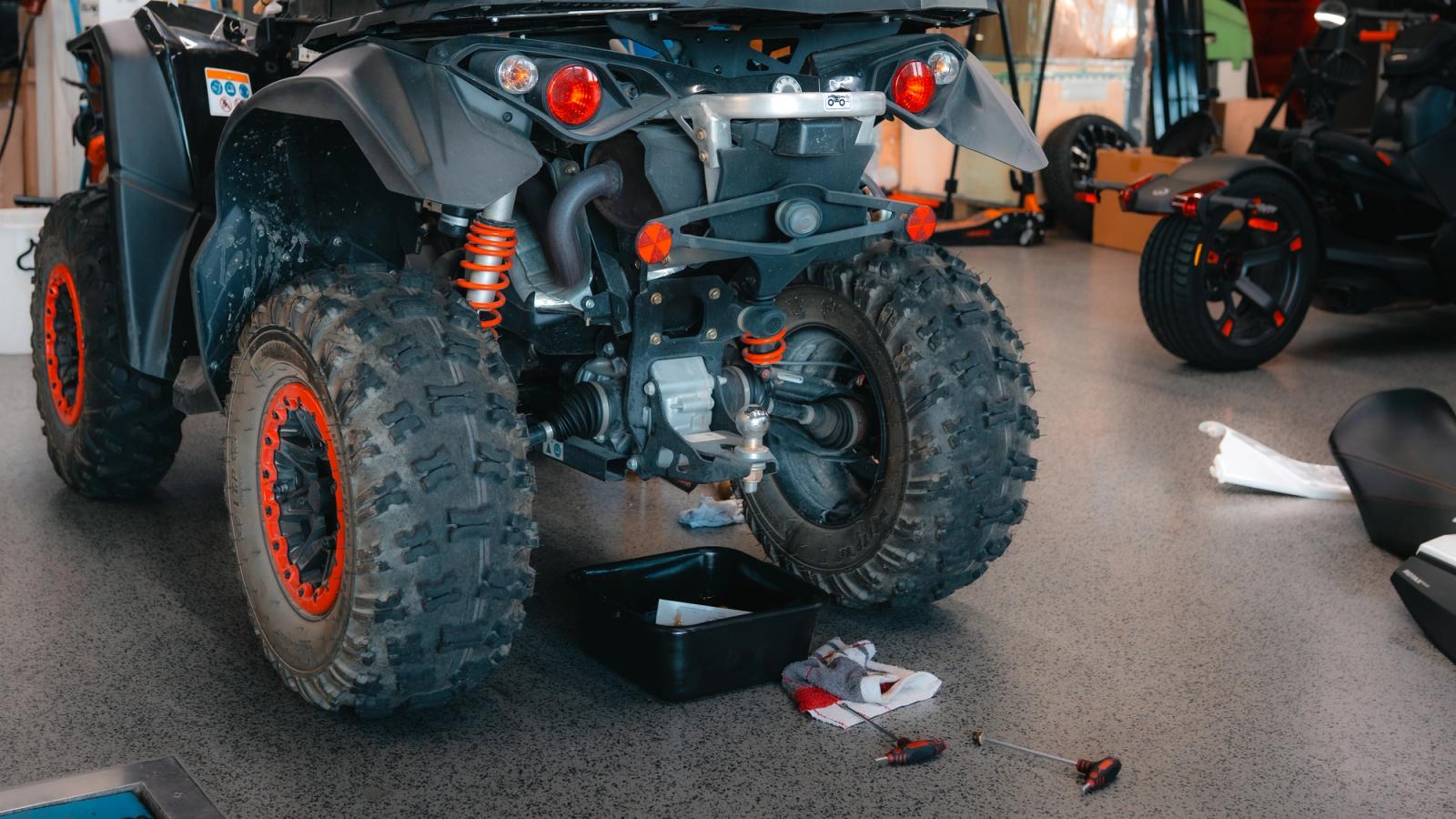 ATV bei Wartung und Kundendienst in der Werkstatt von Bader Powersports