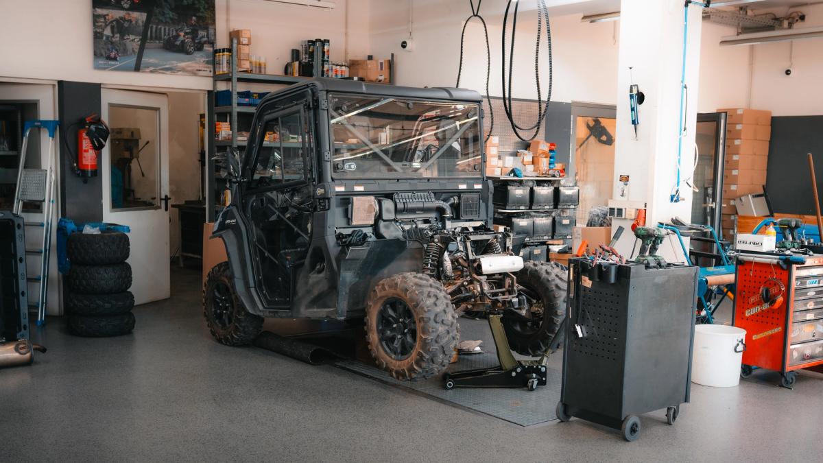 Quad, SSV und ATV bei Wartung in der Werkstatt von Bader Powersports