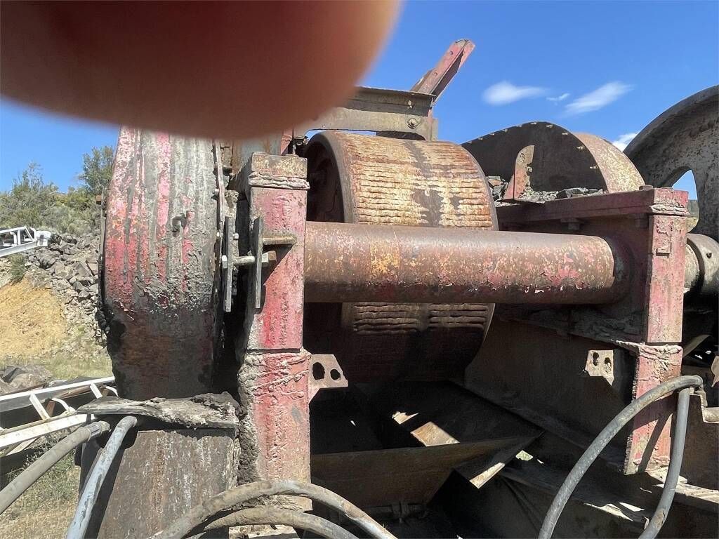 Used UNIVERSAL Crushers 40 IN