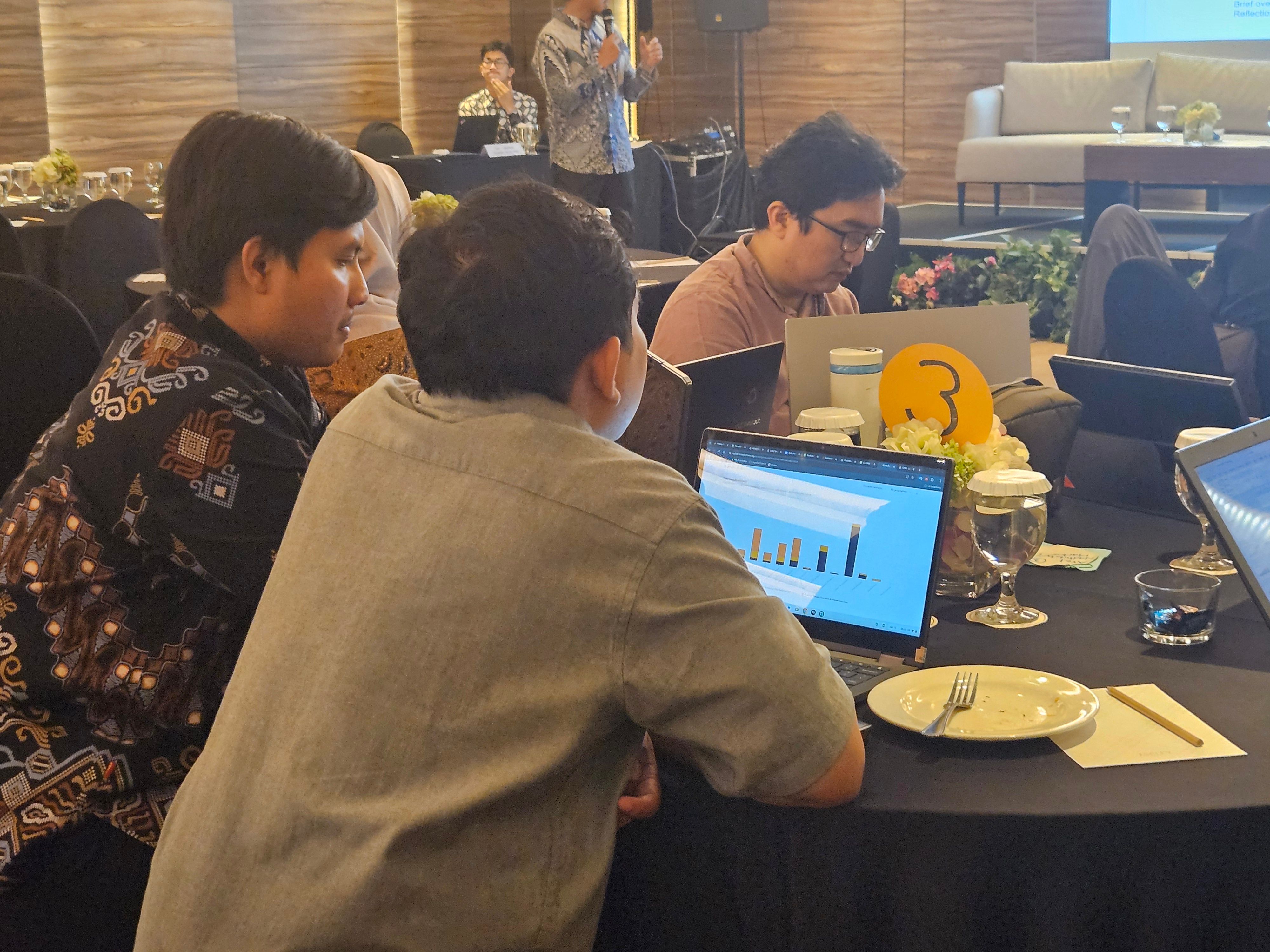 Participants analyse a custom energy transition scenario created with Scenario Builder