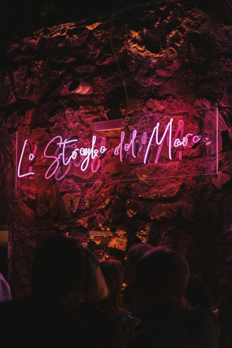 le streghe neon sign