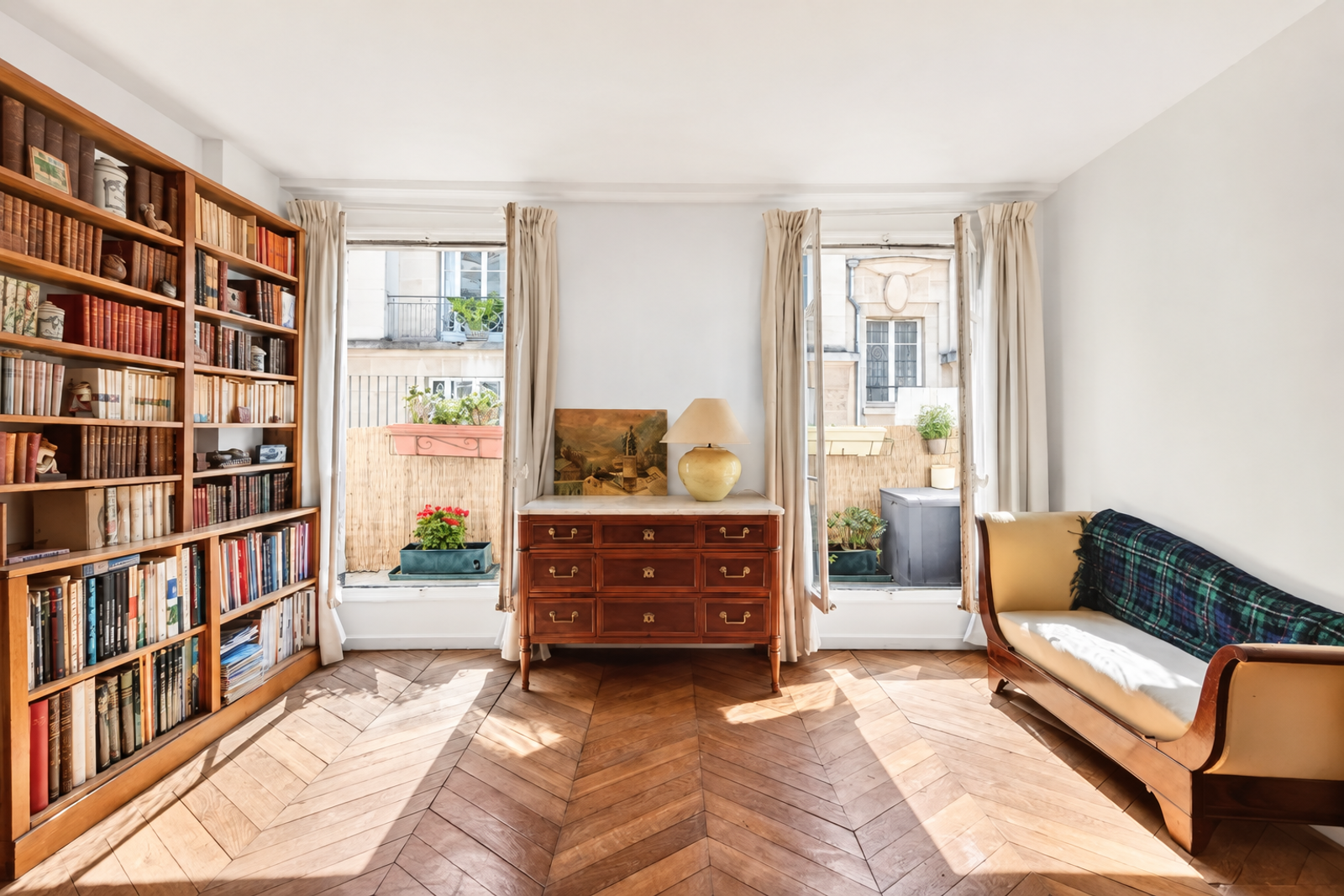Salon lumineux avec bibliothèque à Paris 9e