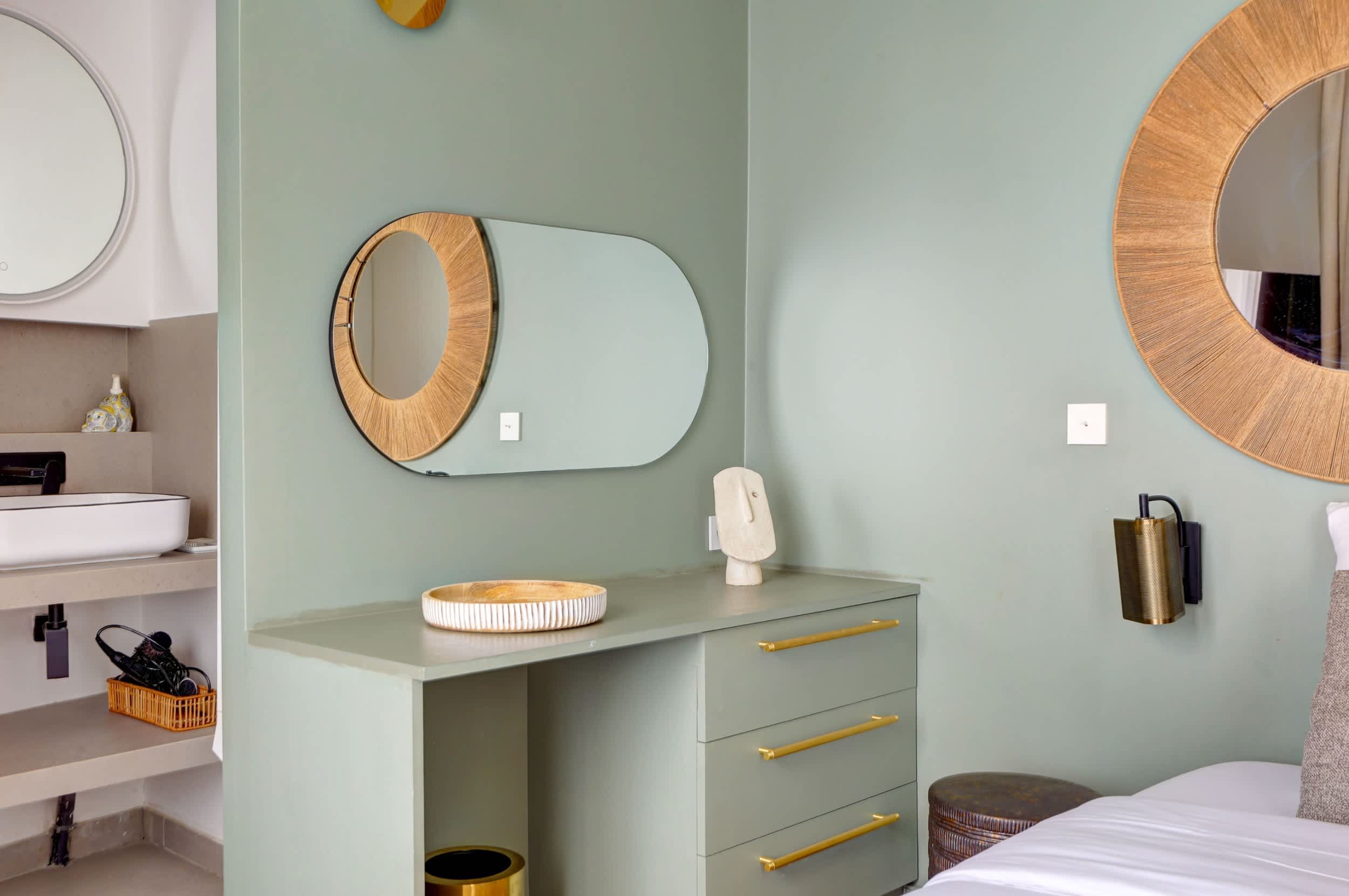 Chambre : lit double, bureau avec rangement et miroirs