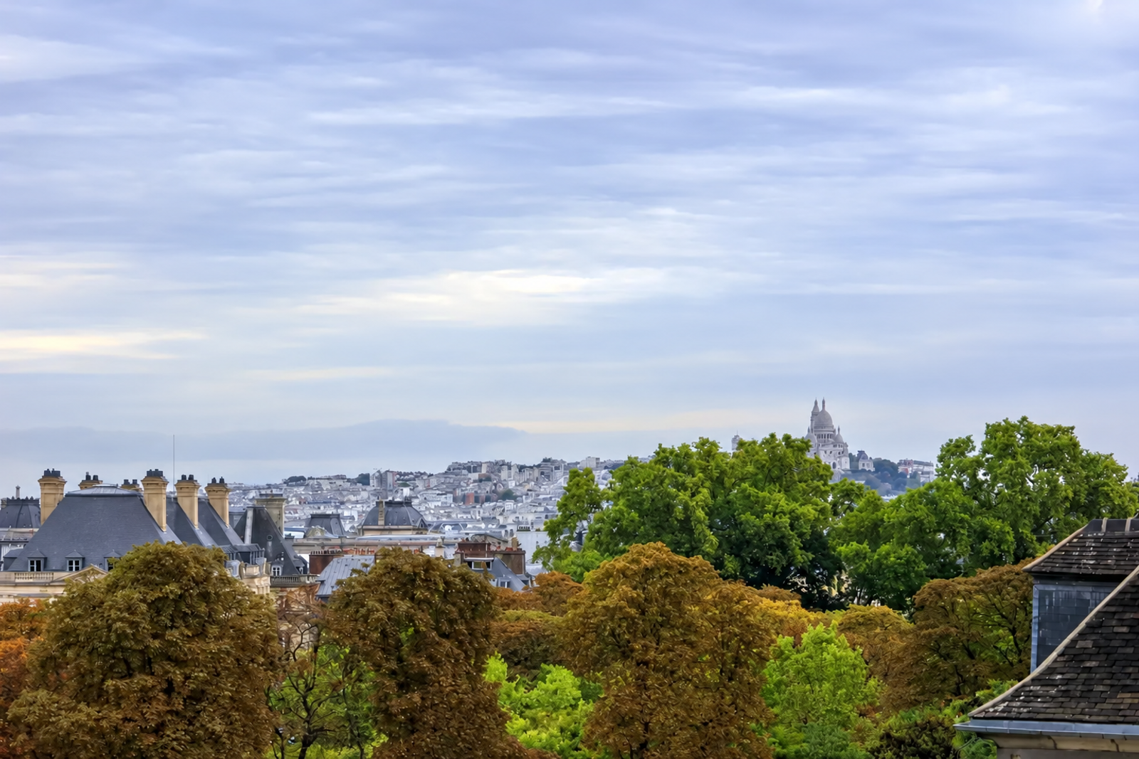 Vue sur une église historique et les jardins de Paris