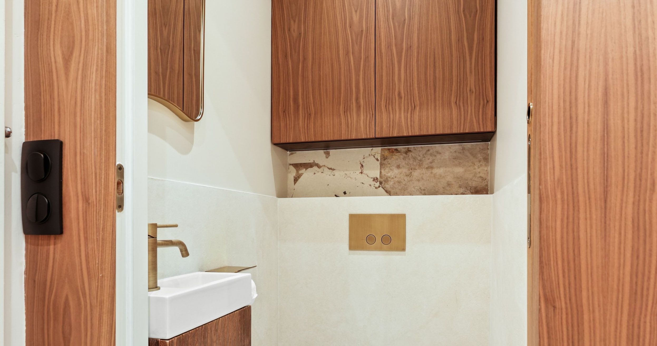 Appartement 2 chambres rénové et lumineux avec séjour à Saint-Germain-des-Prés.