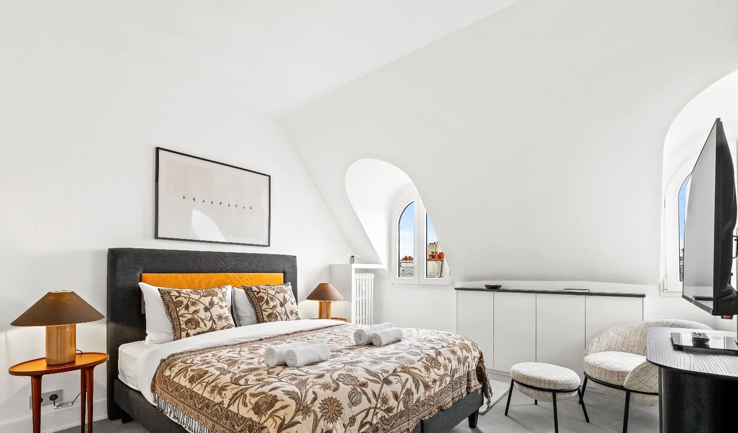 Duplex de luxe Paris 16e, séjour double hauteur avec balcon en fer forgé et vue Tour Eiffel, location meublée moyenne durée