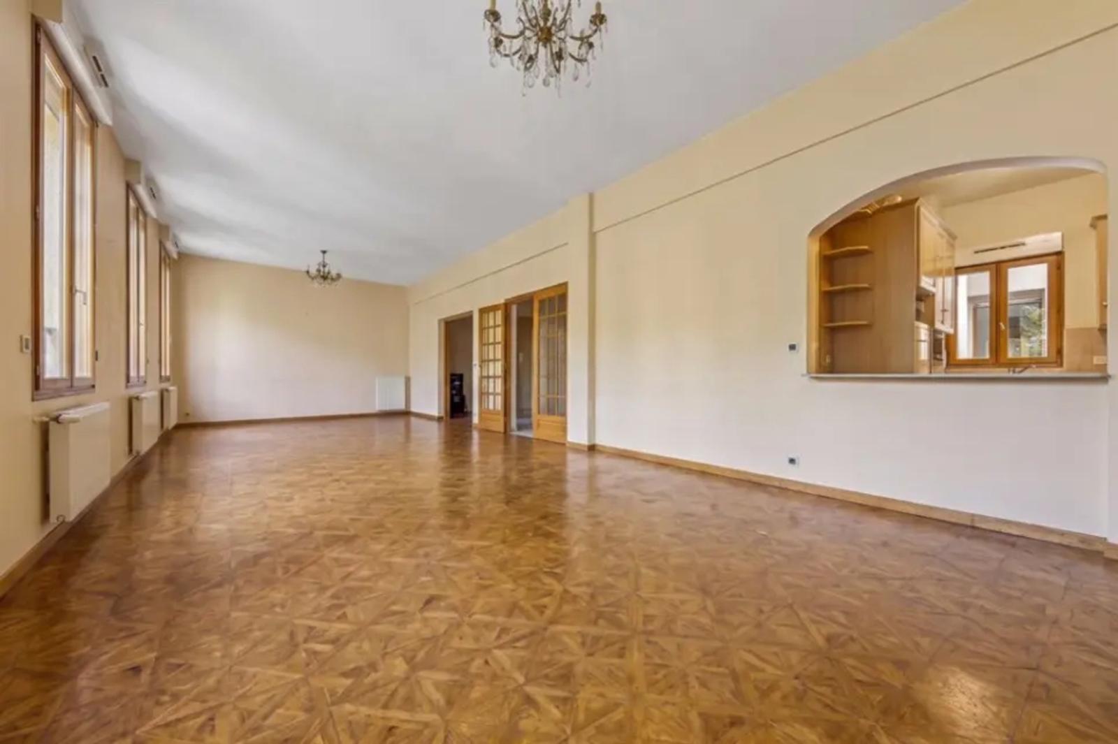 Salon spacieux doté de cinq fenêtres