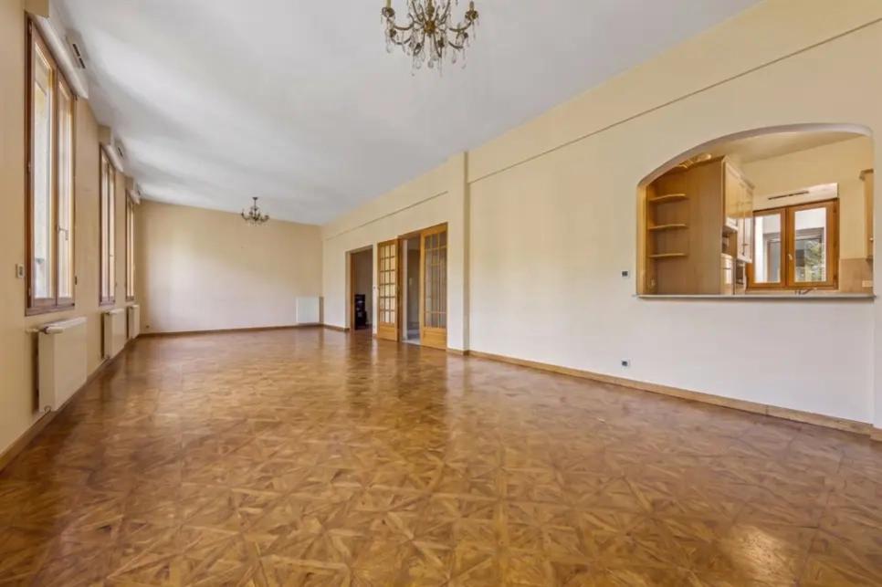 Salon spacieux doté de cinq fenêtres