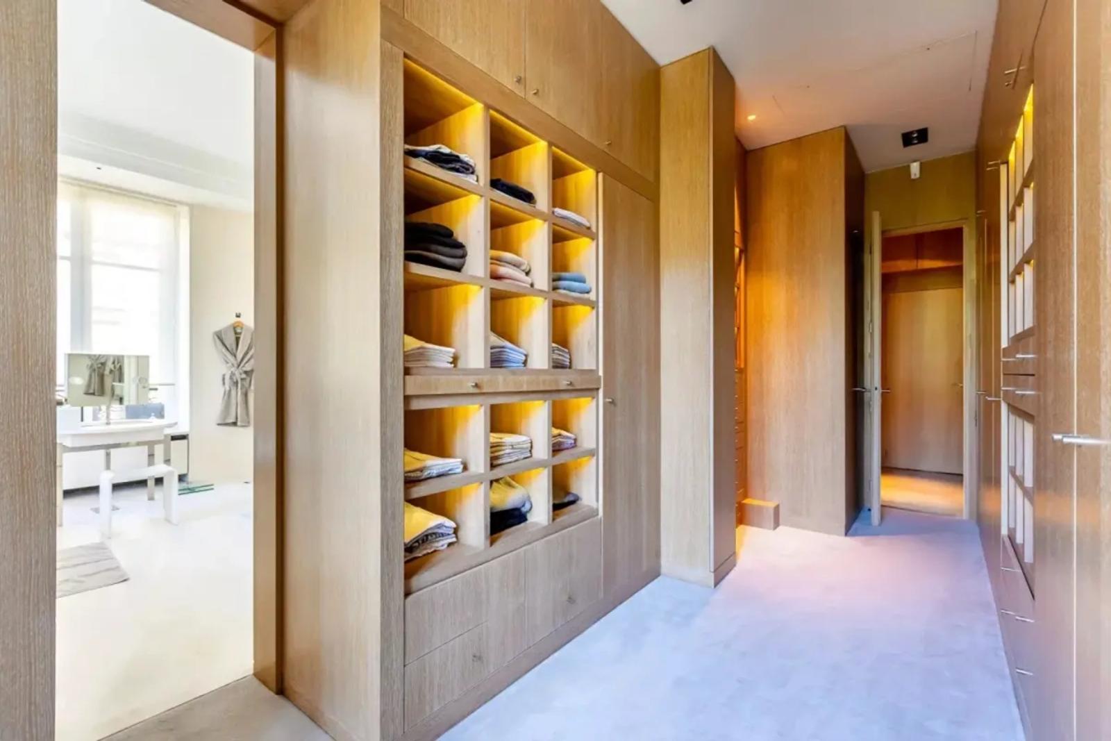 Dressing sur mesure avec rangements éclairés