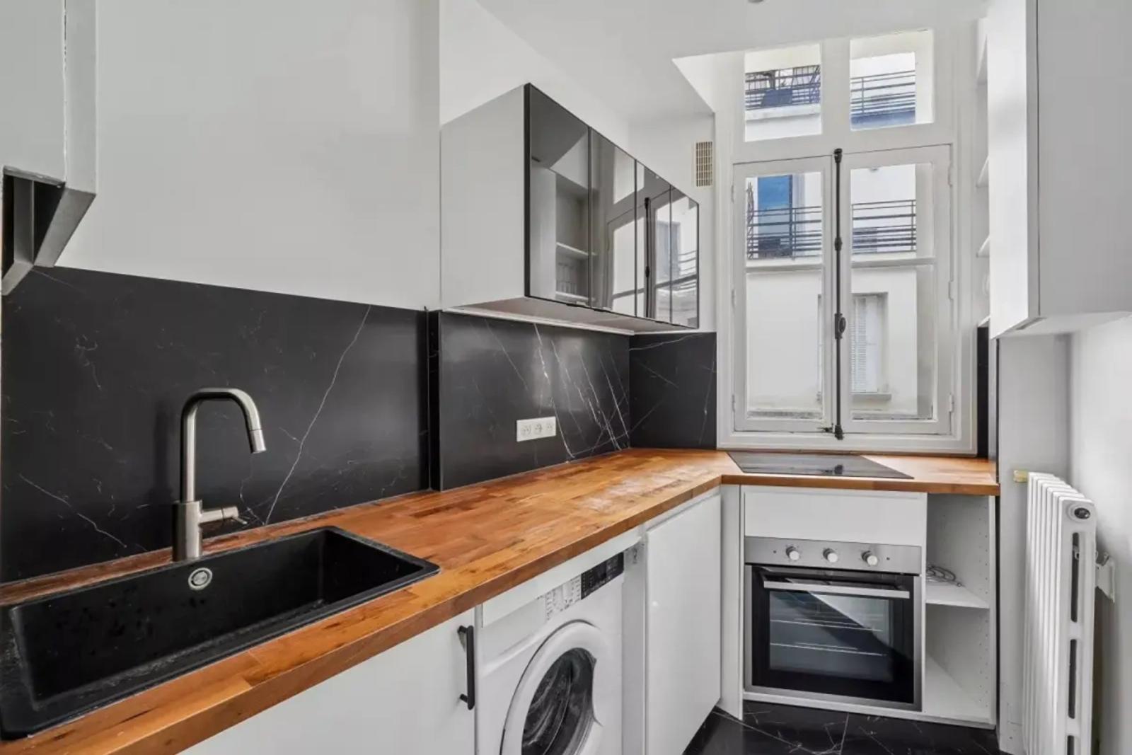 Petite cuisine avec four et plan de travail en bois