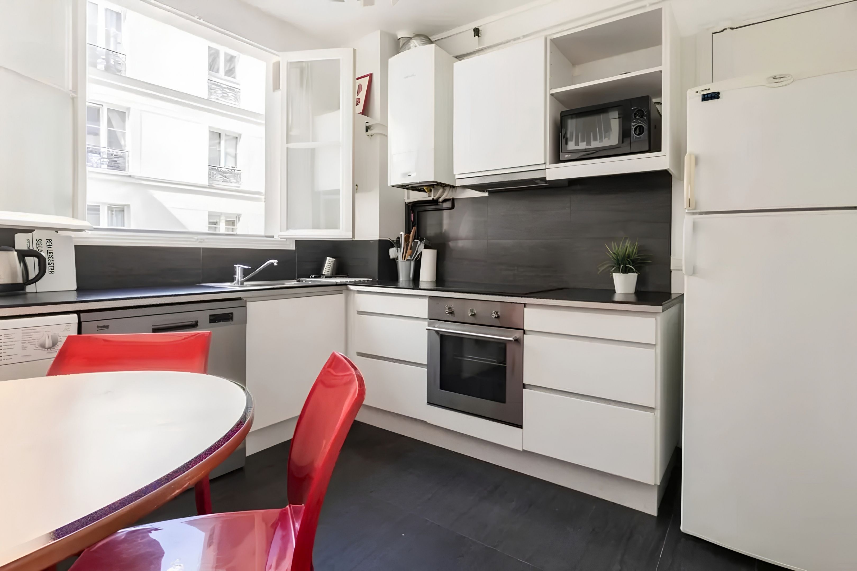Appartement haussmannien meublé 3 chambres à louer Faubourg Saint-Honoré Paris 8e, séjour lumineux avec moulures et coin salle à manger