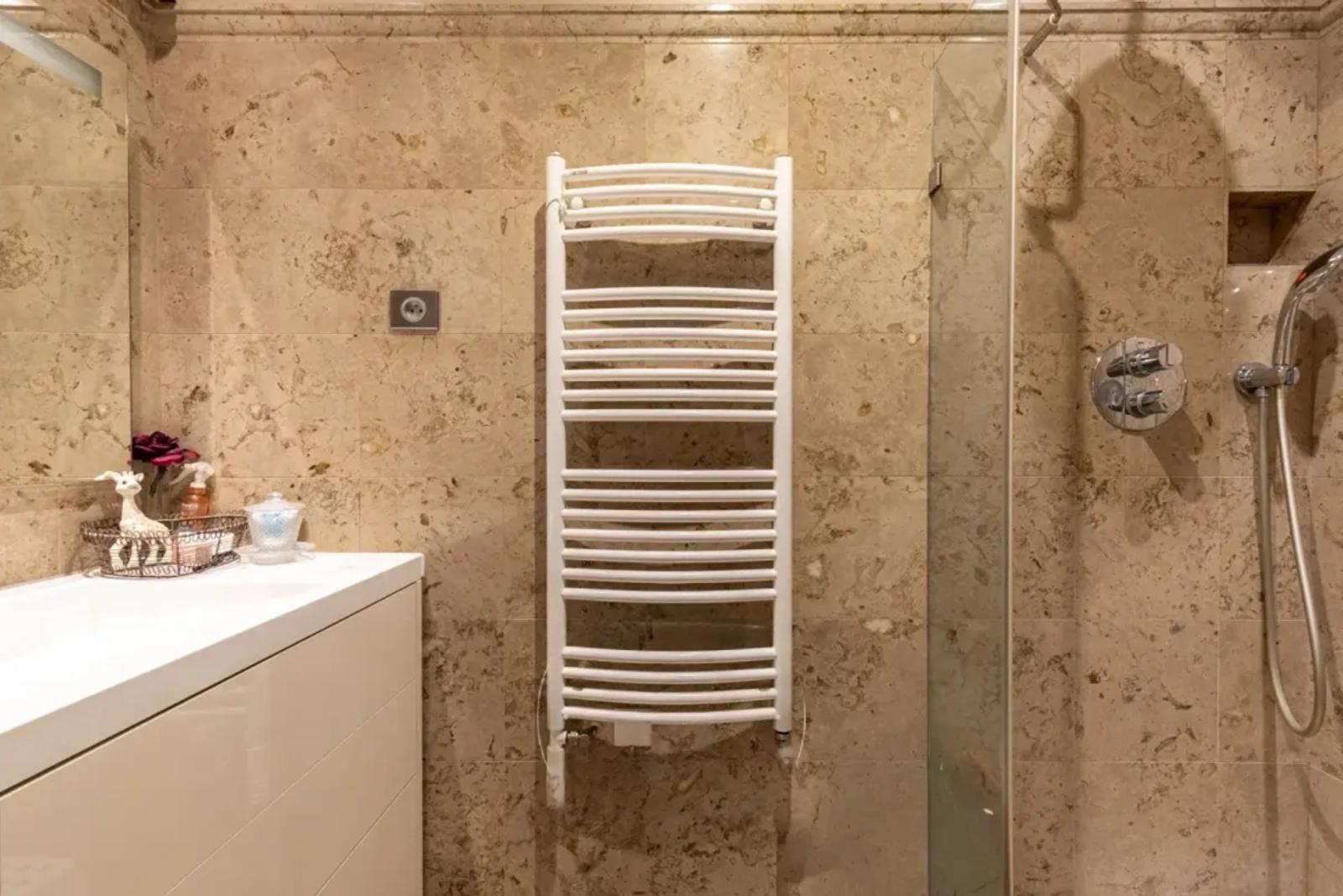 Salle d'eau en pierre avec douche vitrée