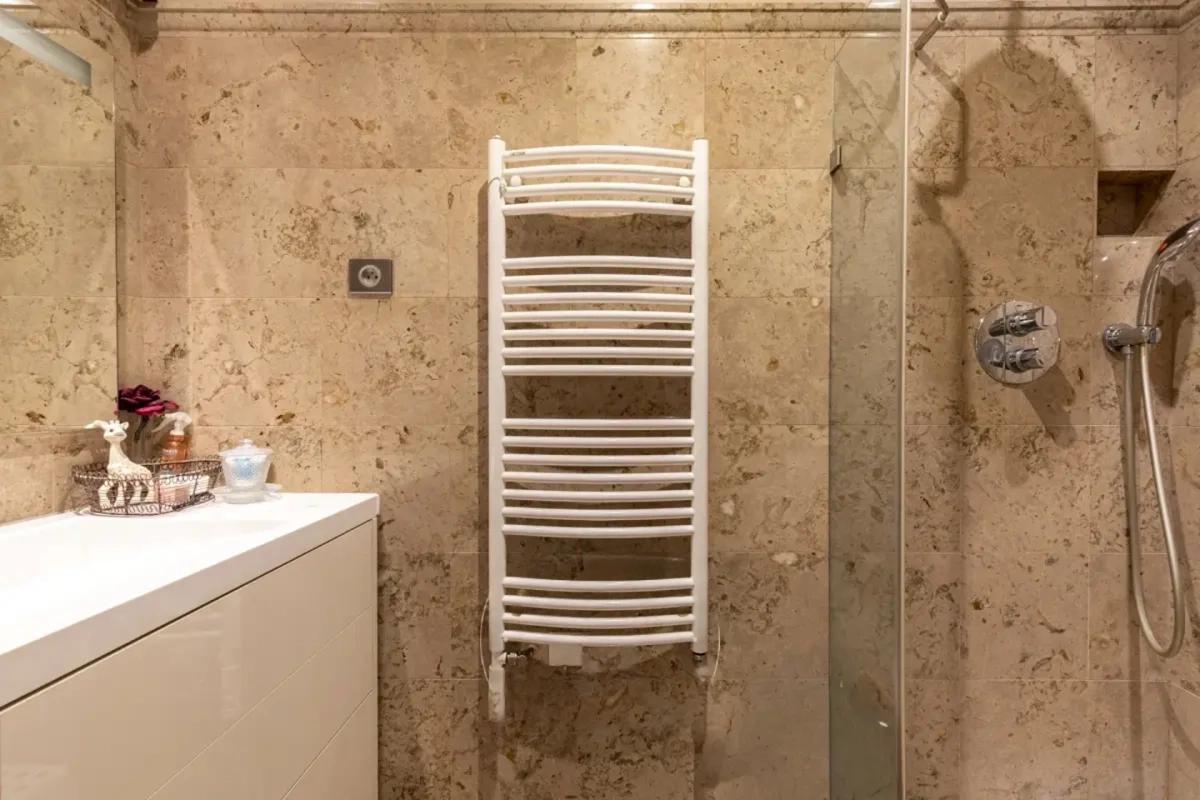 Salle d'eau en pierre avec douche vitrée
