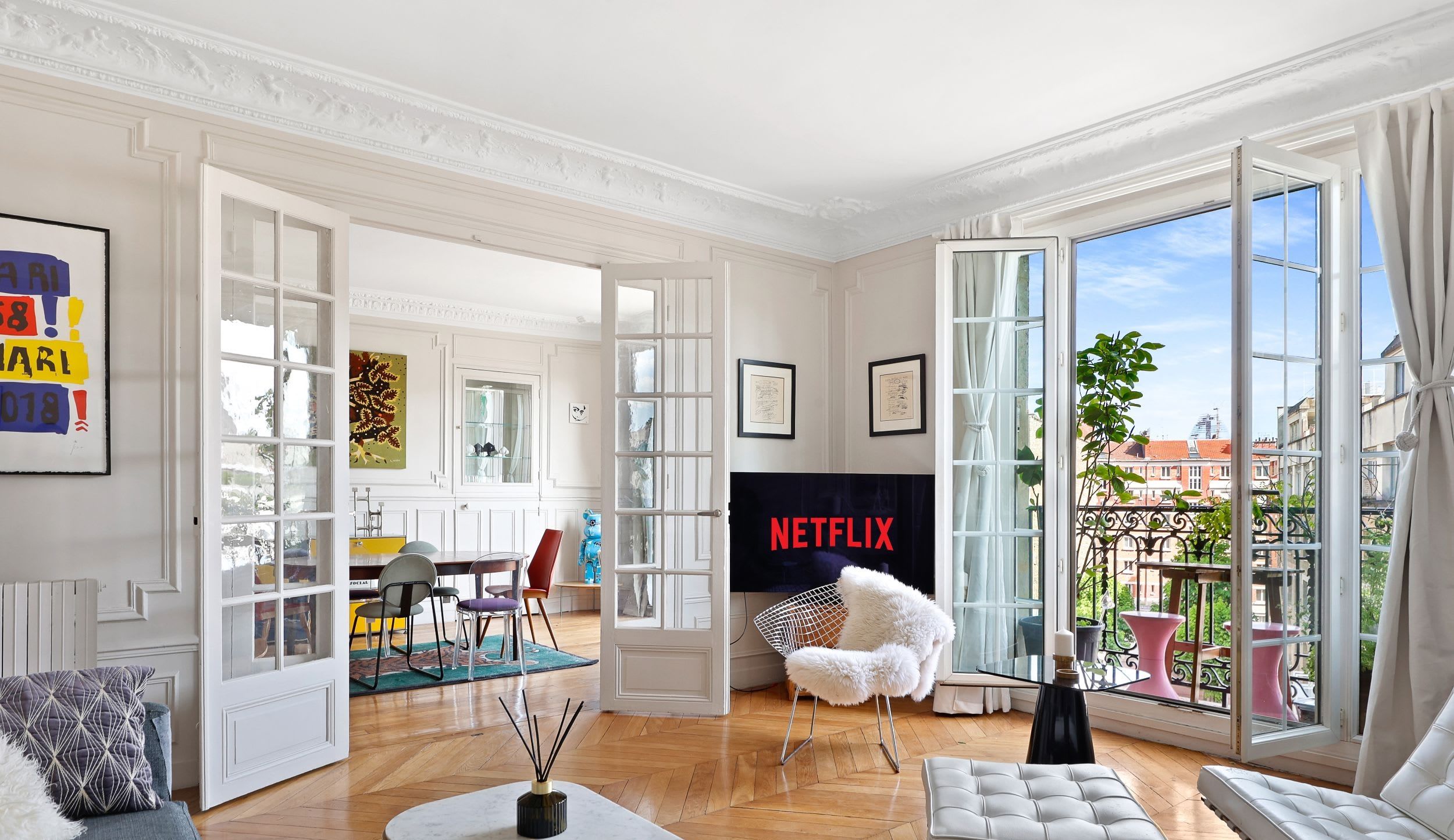 Espace de vie lumineux avec canapé confortable et TV connectée