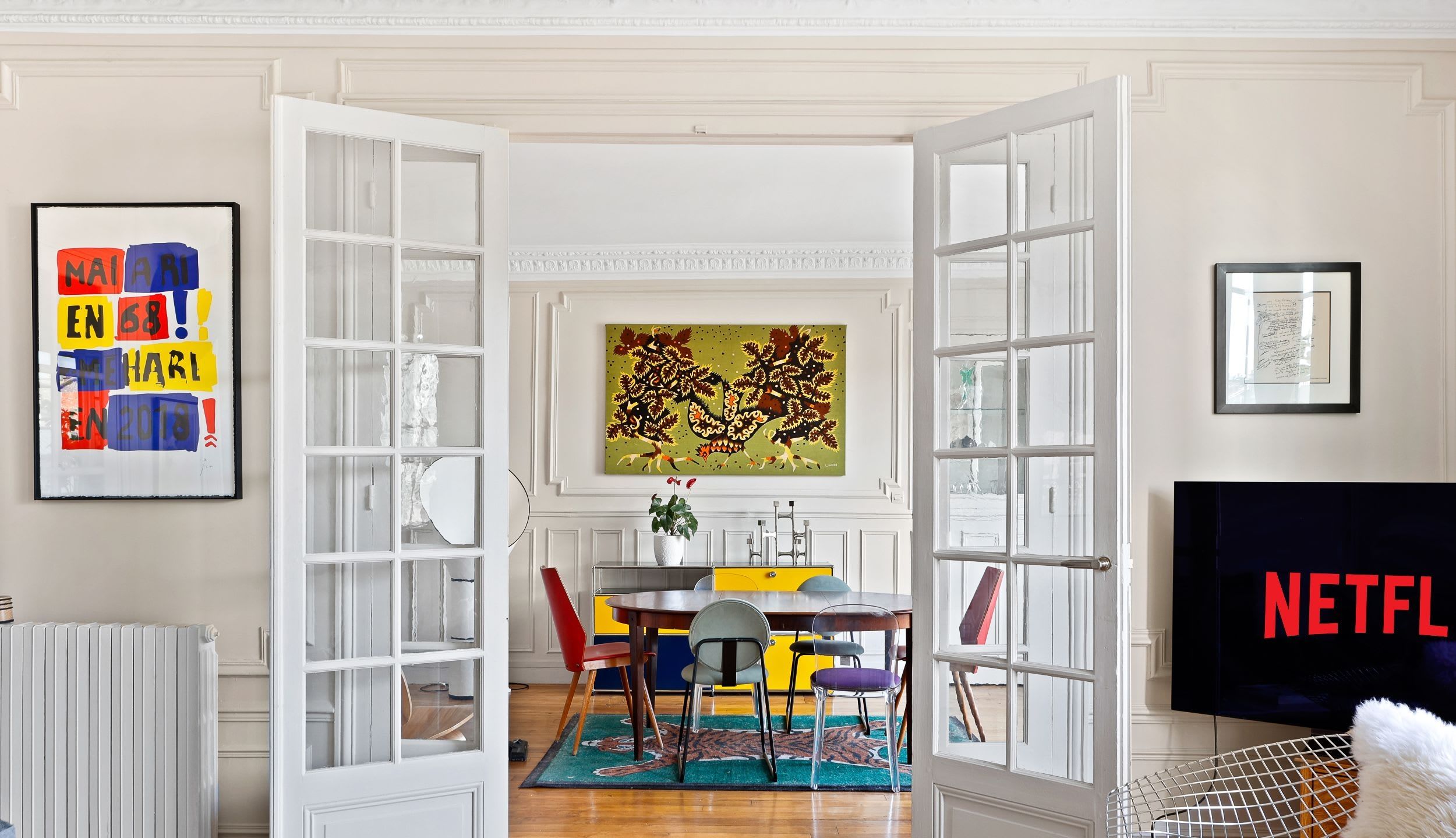 Une salle à manger lumineuse et conviviale, idéale pour partager de beaux moments autour d’un repas, avec accès direct au balcon.