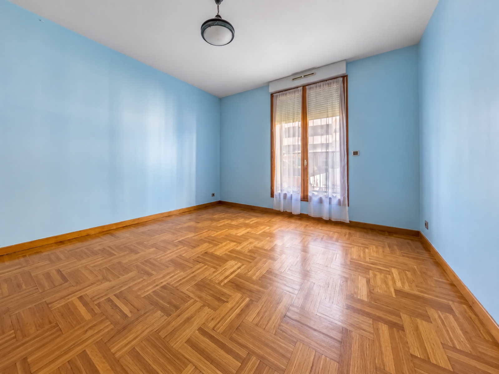 Chambre aux murs bleus avec parquet à Paris 15