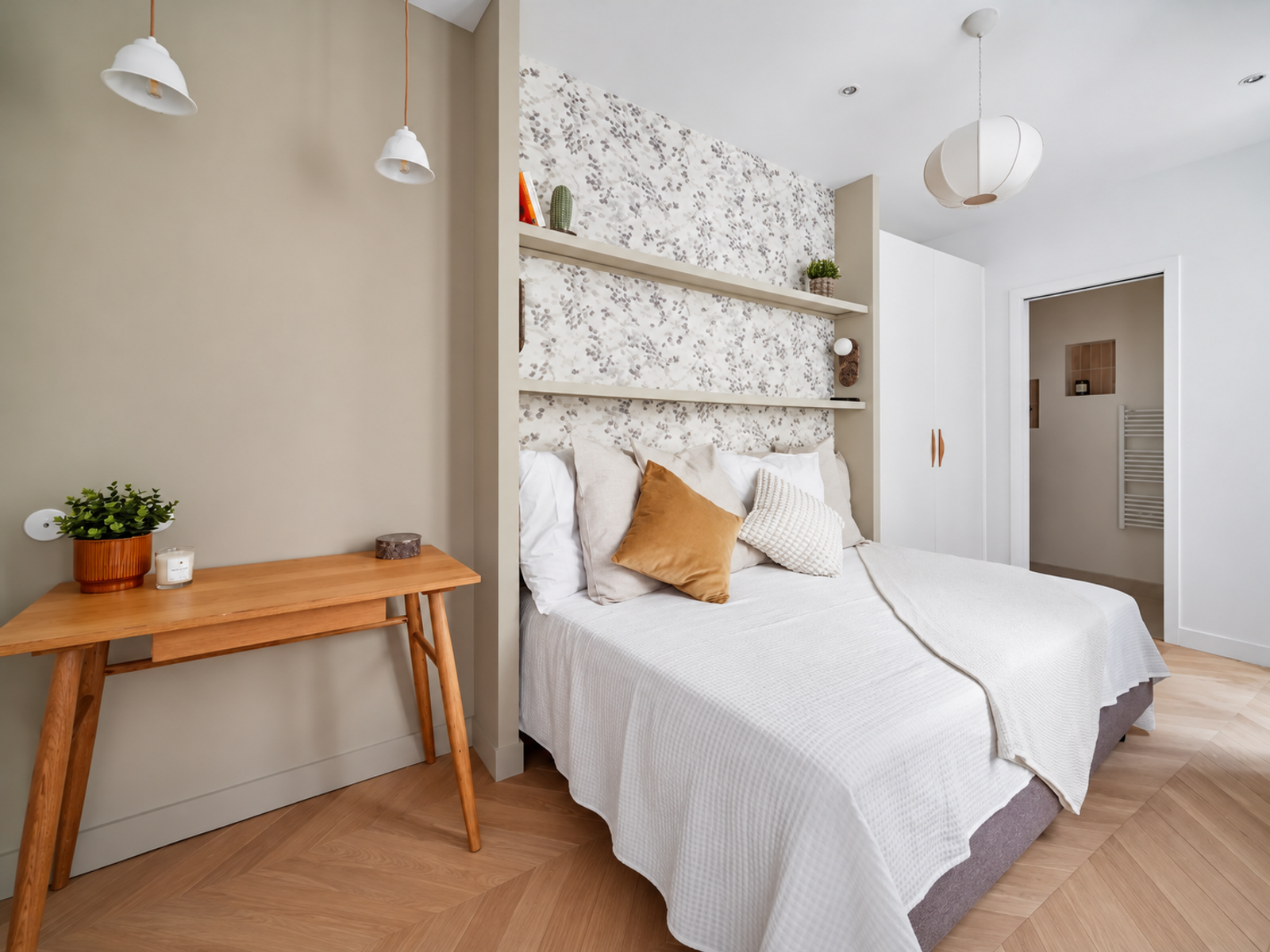 Chambre élégante avec papier peint fleuri
