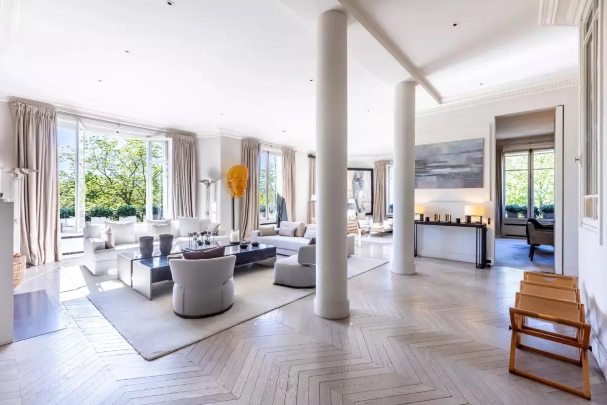 Grand salon d'angle avec parquet en point de Hongrie