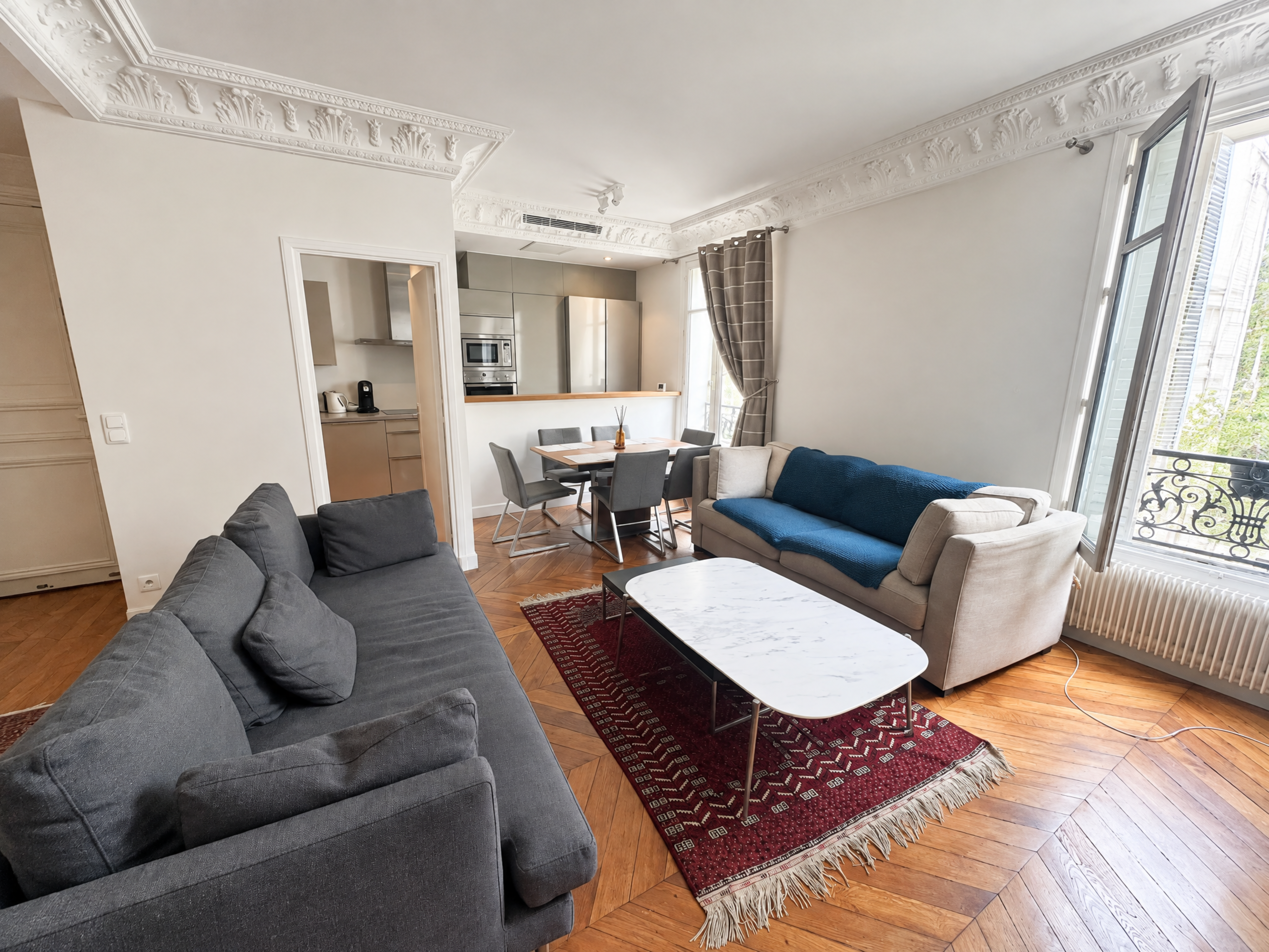 Elegant 2-bedroom apartment for rent rue Saint-Didier Chaillot Paris 16e, bright living room with mouldings, point de Hongrie parquet and semi-open kitchen