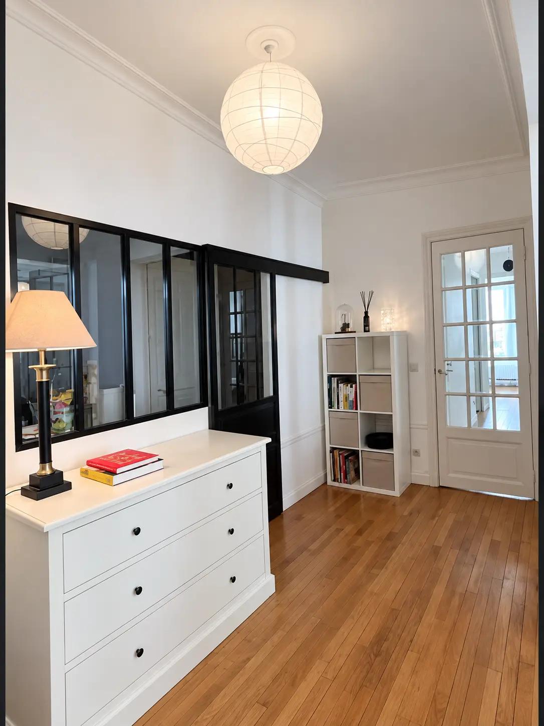 Couloir avec verrière et meubles de rangement intégrés
