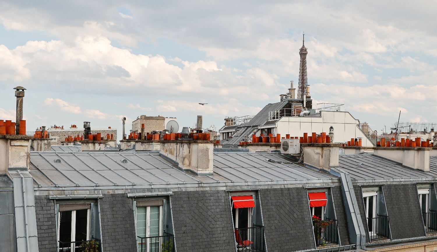 Duplex de luxe Paris 16e, séjour double hauteur avec balcon en fer forgé et vue Tour Eiffel, location meublée moyenne durée