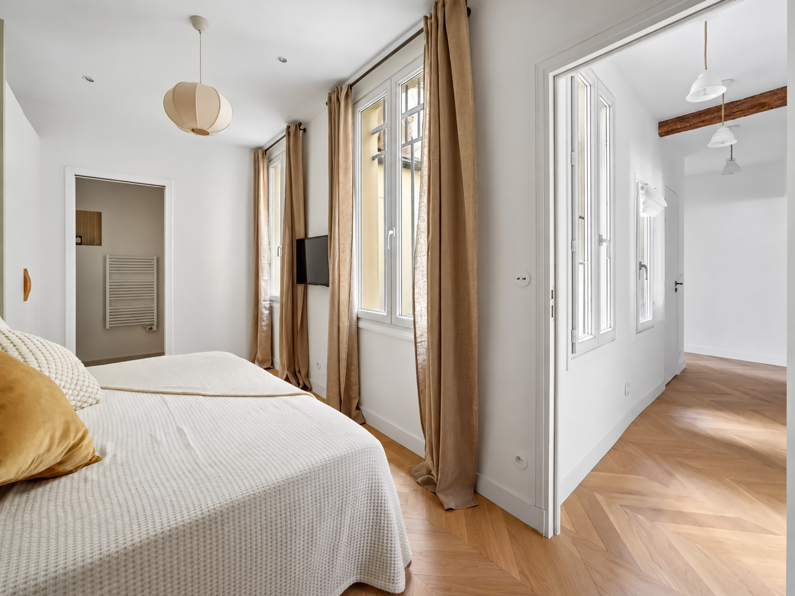 Chambre rénovée avec salle d'eau attenante