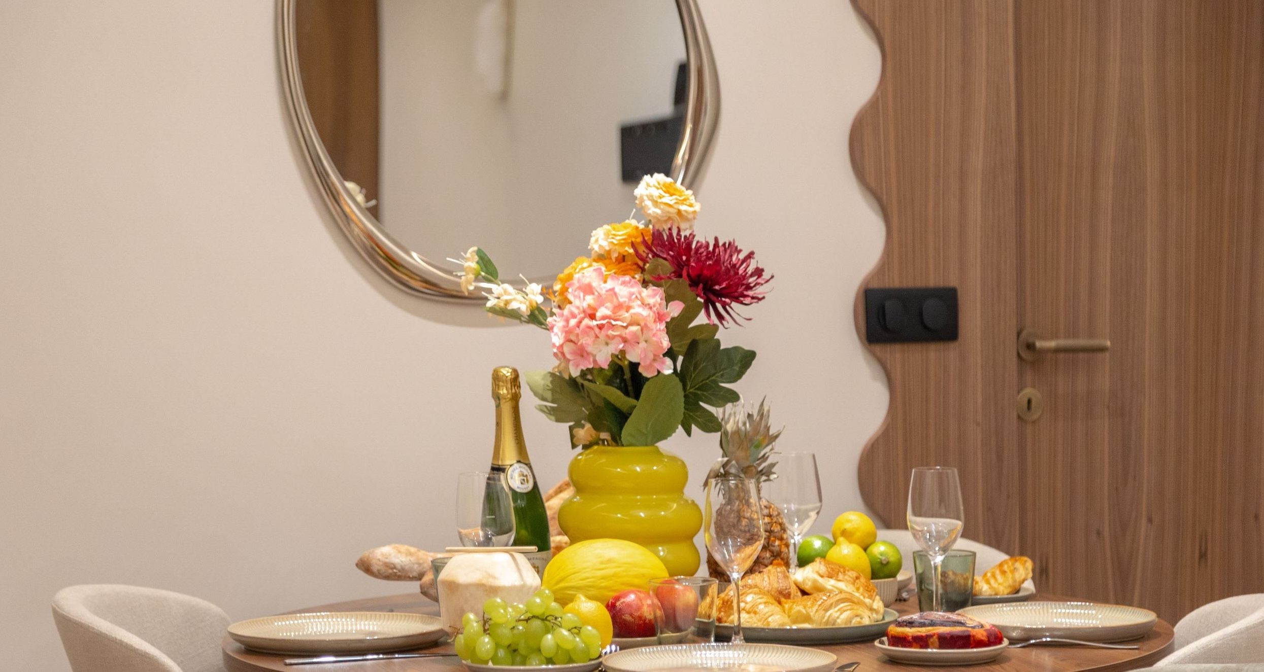 Appartement 2 chambres rénové et lumineux avec séjour à Saint-Germain-des-Prés.