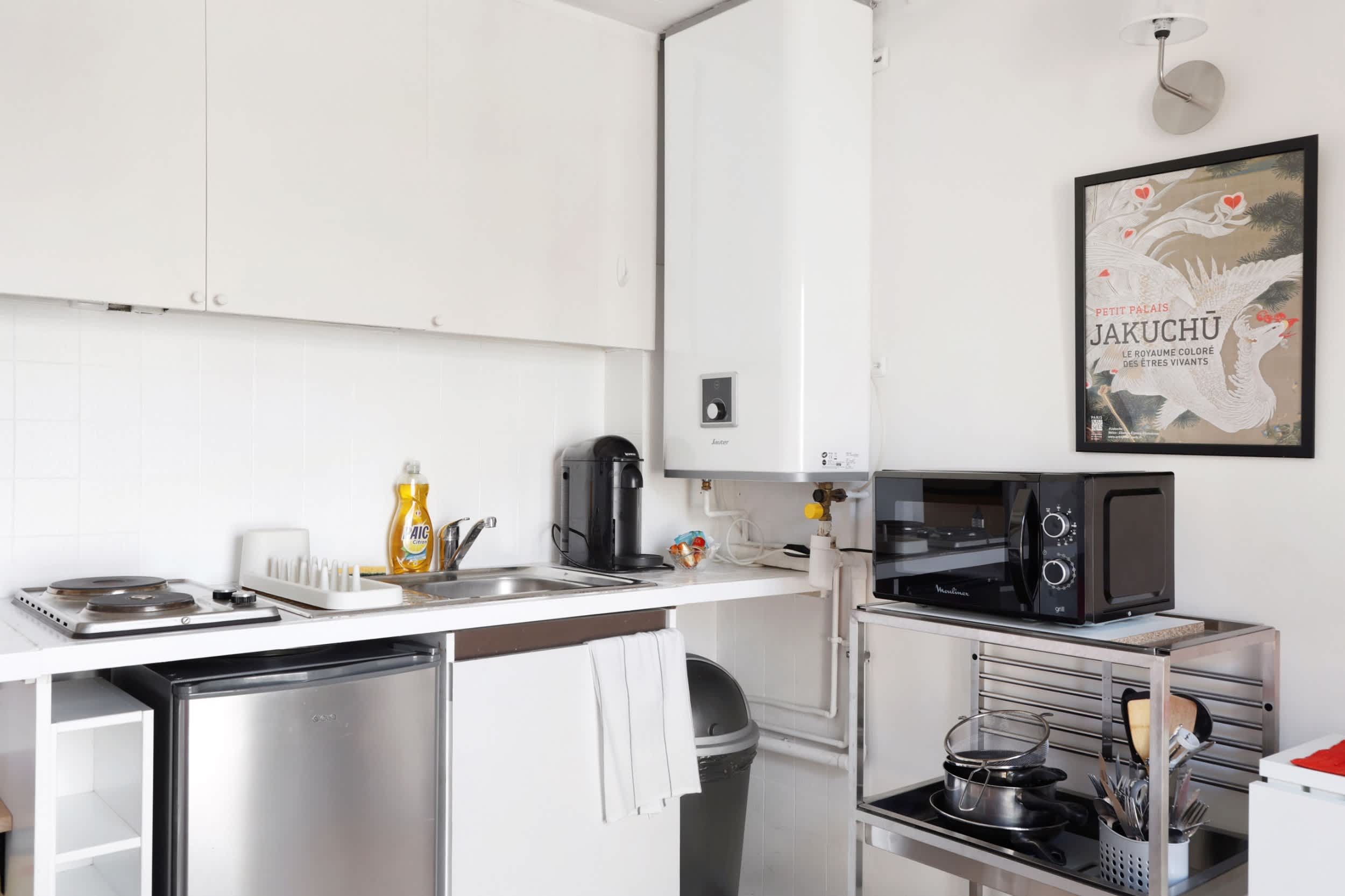 Cuisine fonctionnelle et équipée : micro-ondes, machine à café, rangements, etc.