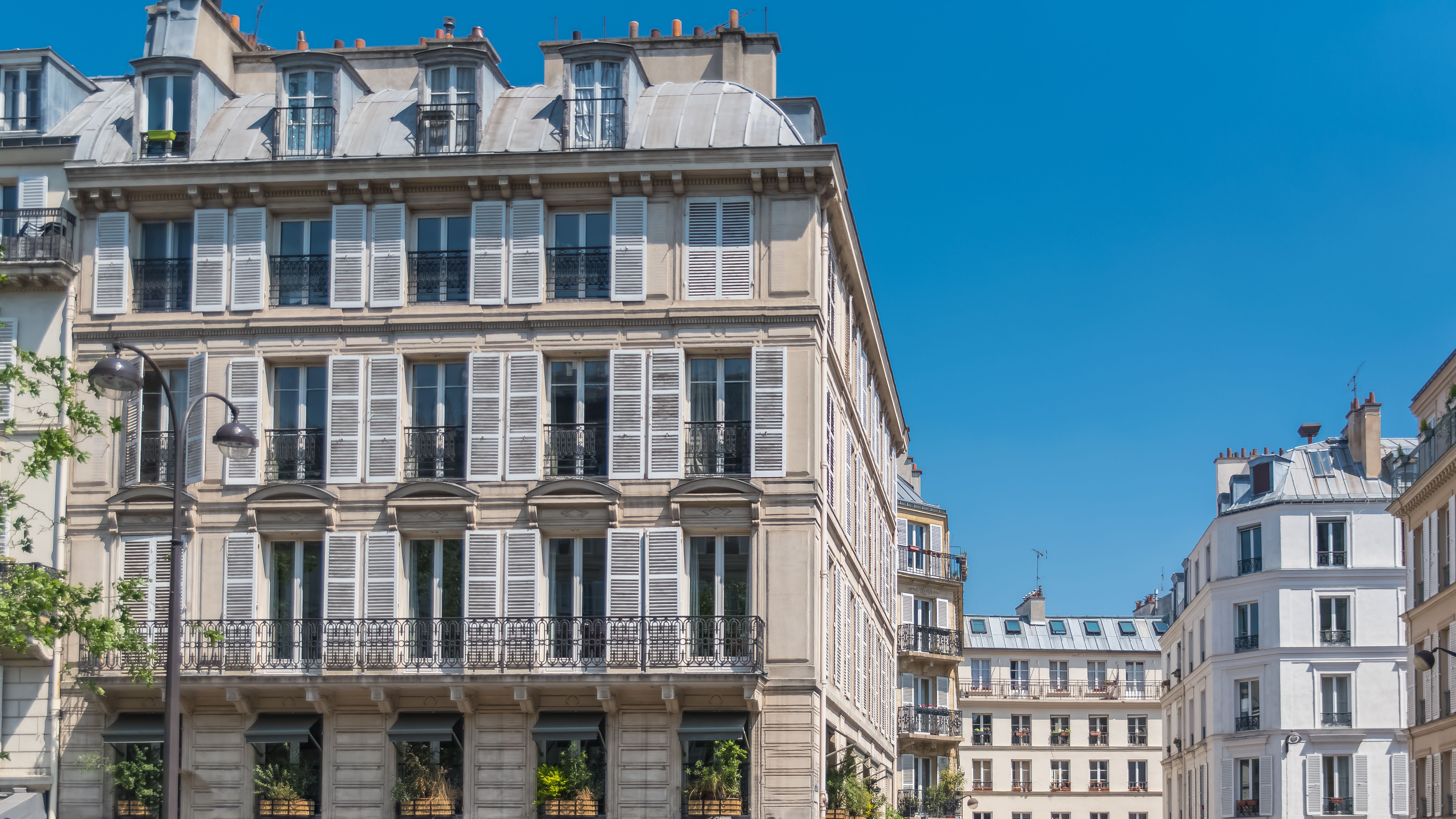 Choosing a neighborhood near the Eiffel Tower