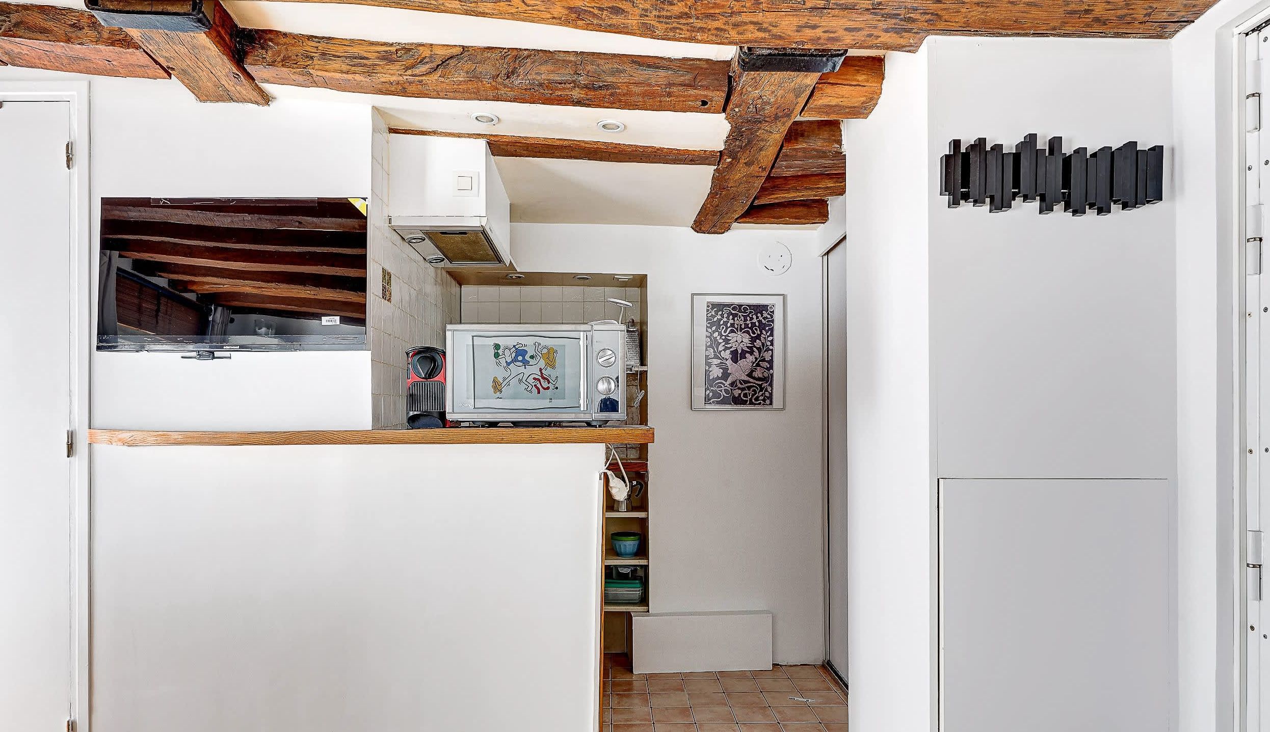 Functional and equipped kitchen: kettle, microwave, stovetop, etc.