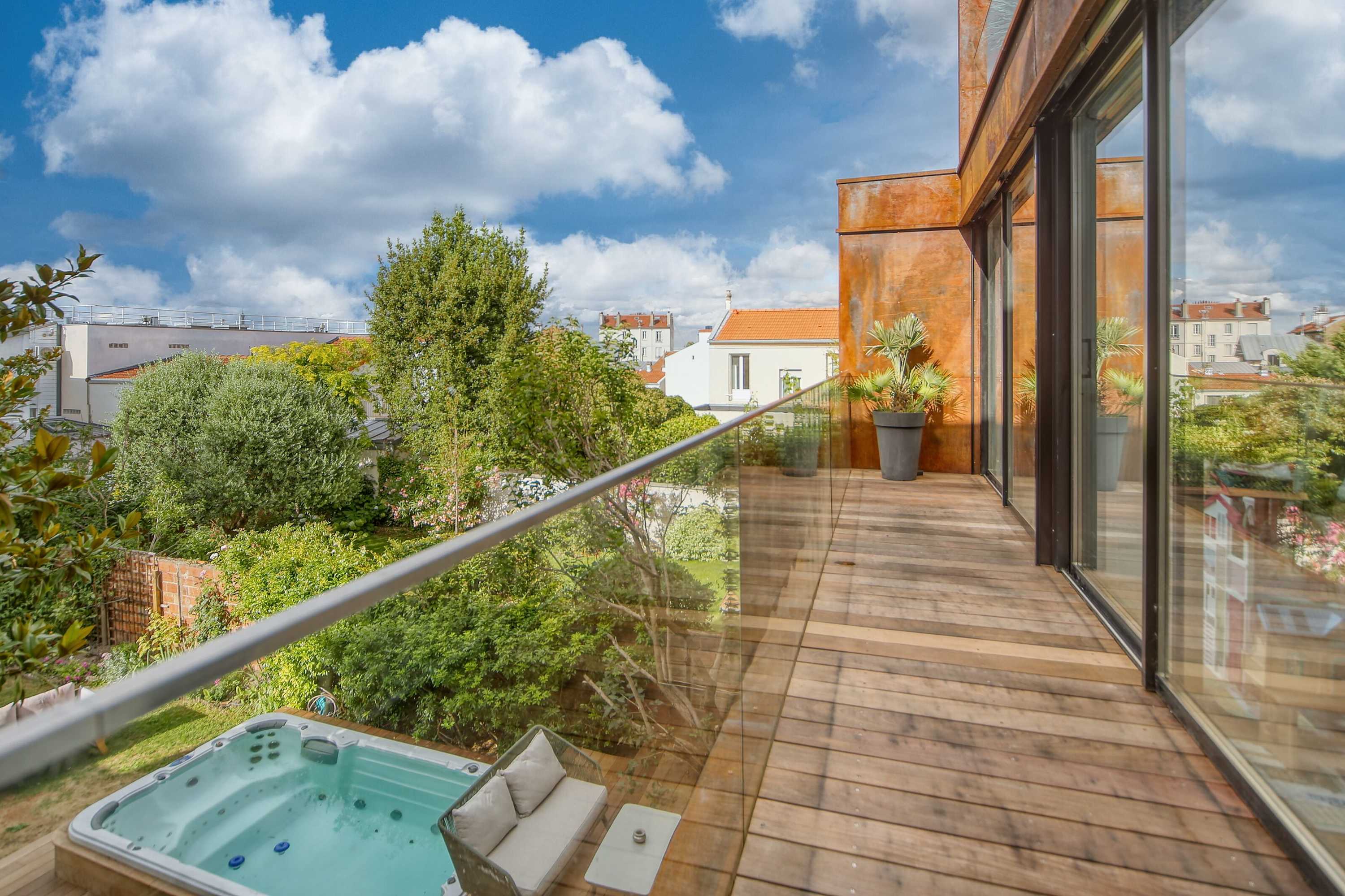 Villa d’architecte de 200 m² avec rooftop, piscine spa, salle de cinéma et jardin à Issy-les-Moulineaux près de Paris.
