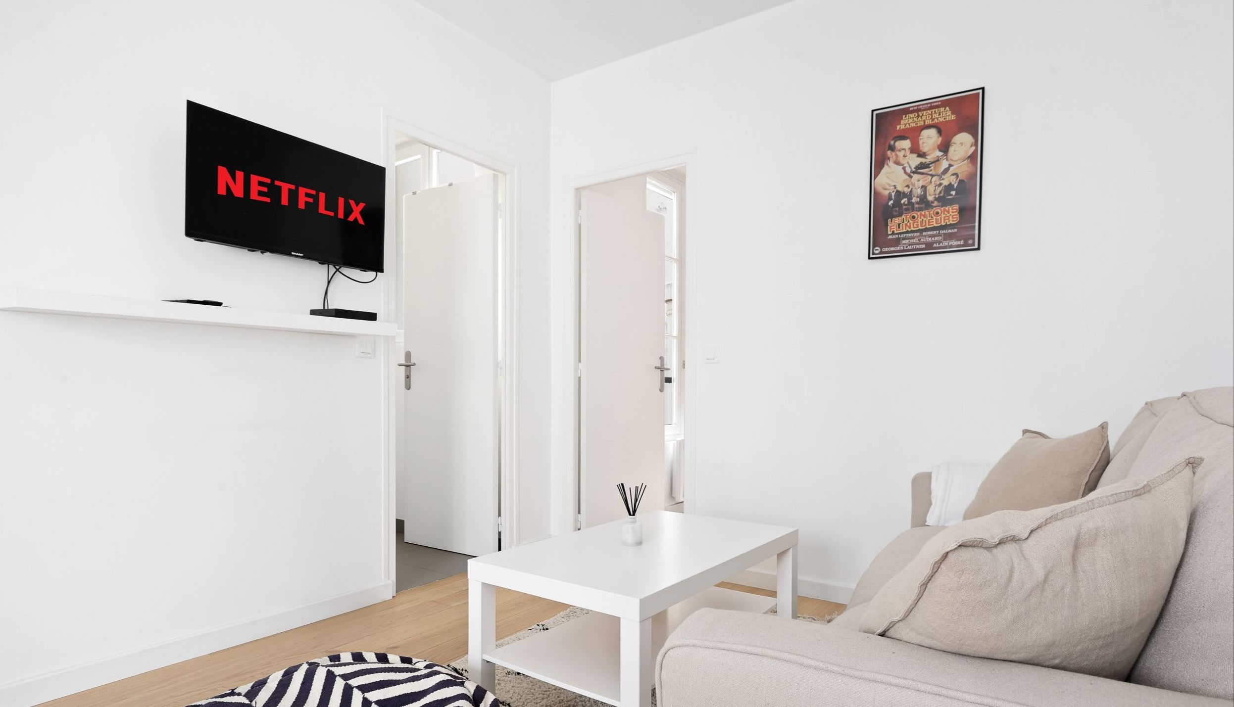 A bright and comfortable living space, perfect for relaxing after a day of discovery.