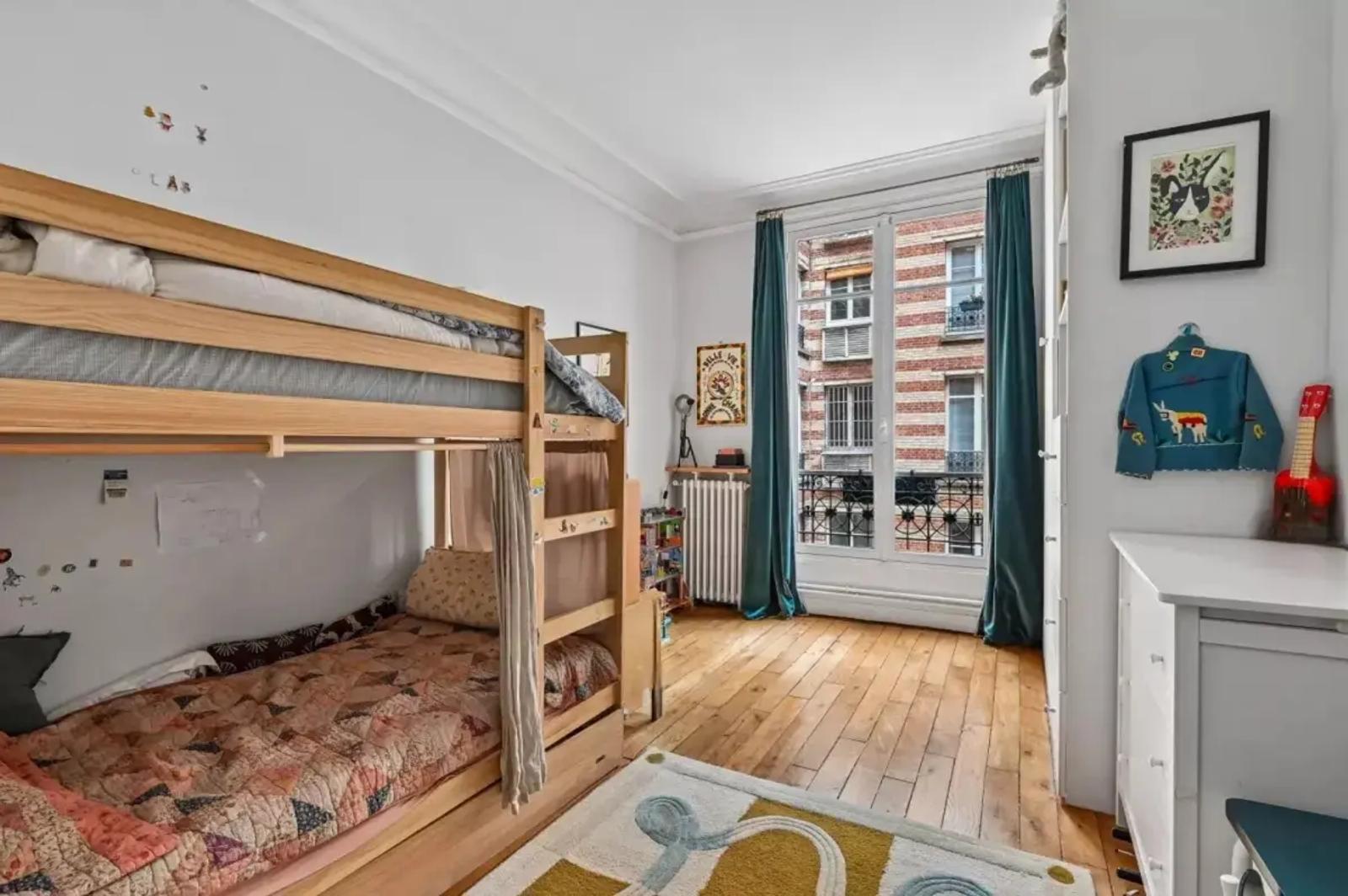 Chambre d’enfants avec lits superposés en bois
