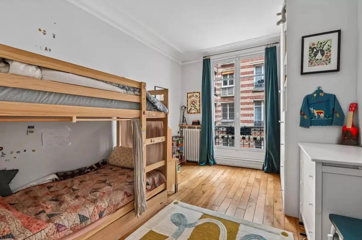 Chambre d’enfants avec lits superposés en bois