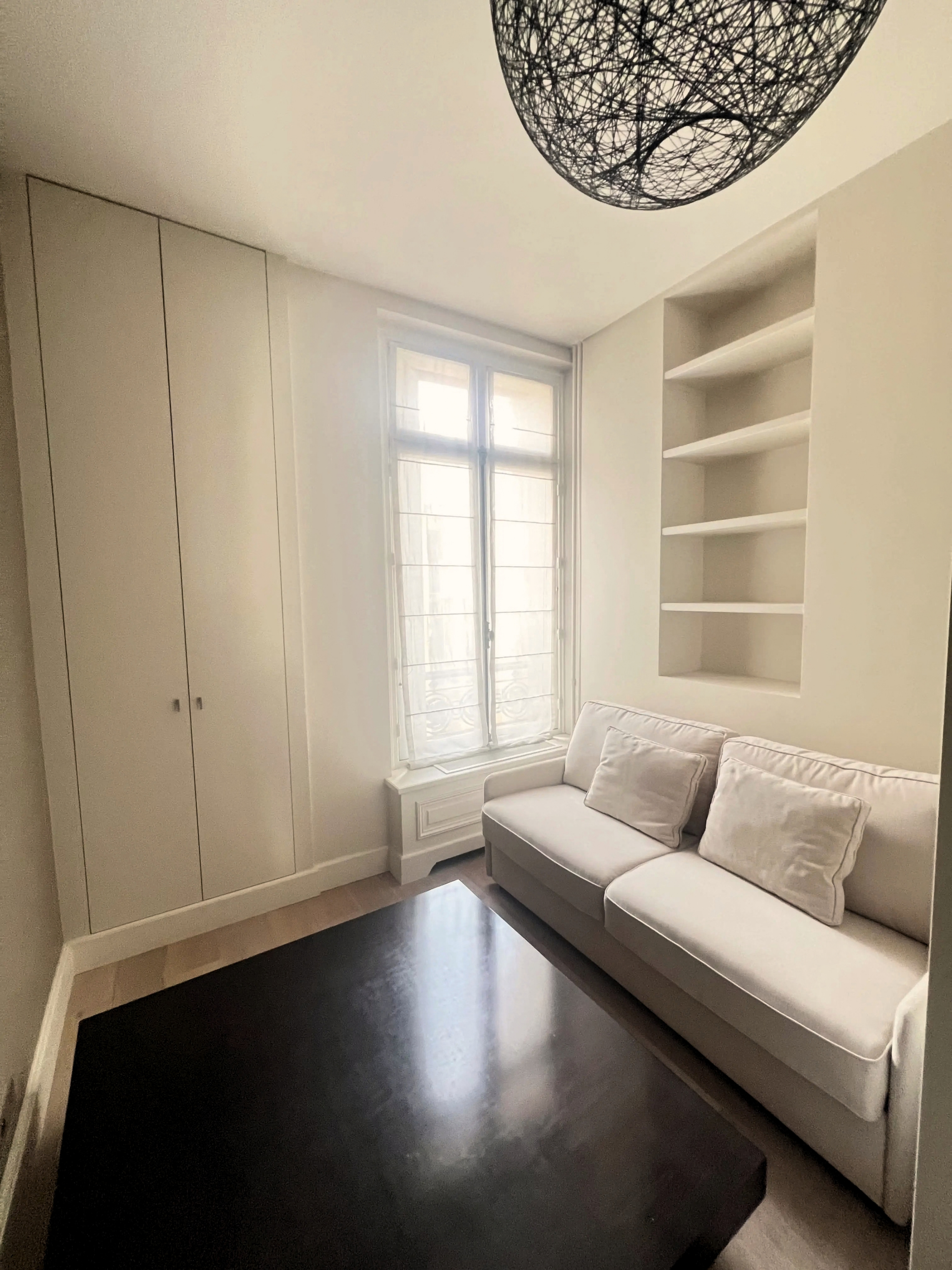 Appartement de réception haussmannien meublé 4 chambres à louer avenue Raymond Poincaré Paris 16e, triple réception avec moulures, cheminée et parquet point de Hongrie